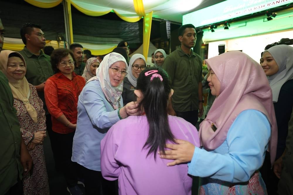 Fruit seller, Deulin Pangundar, for one, admitted that she unknowingly shed tears of joy because she was too moved by Her Majesty’s lovely and friendly personality. - Photo by Bernama