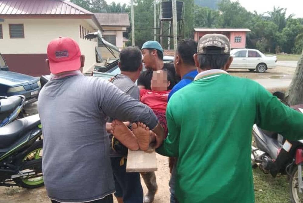 Nurkaisa was lifted by fellow fishermen upon arriving at the Jetty of the Fishermen's Wharf in Kampung Sungai Timun, Rembau.