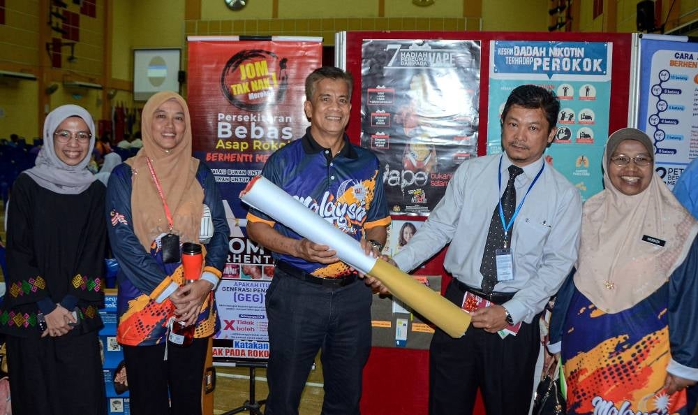 Kelantan State Health Department director Datuk Dr Zaini Hussin (Centre) visiting the State-level Tuberculosis Day celebration at the Kuala Krai Mara Junior Science College (MRSM). - BERNAMA PIX
