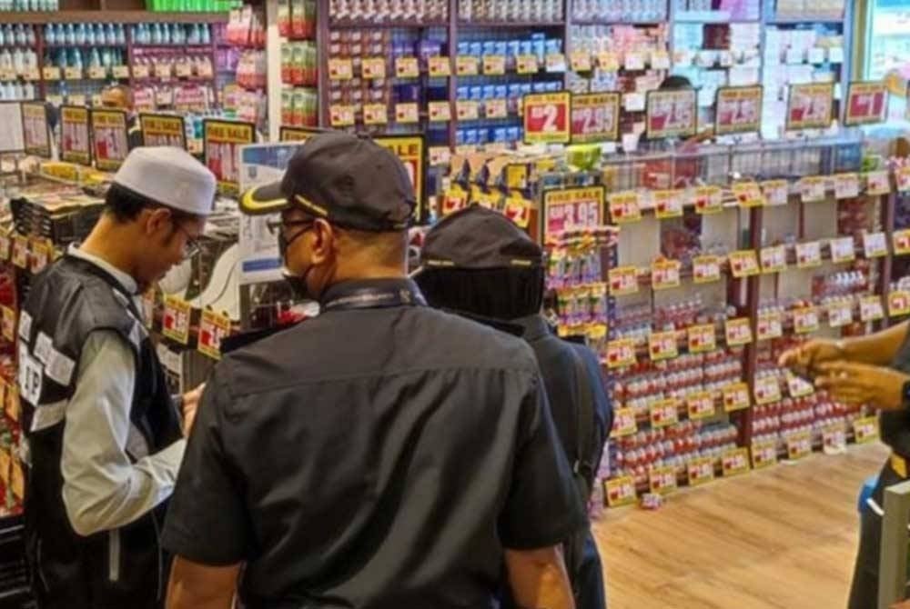 Pahang KPDN enforcement and Jaip officials inspecting a premises selling food to detect imported products using uncertified halal logos.