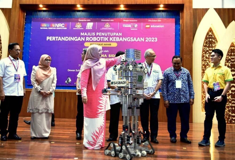 Education Minister Fadhlina Sidek (third from the left) performing the gimmick for the 2023 National Robotics Competition Finals at Universiti Tun Hussein Onn, Batu Pahat. - BERNAMA PIX