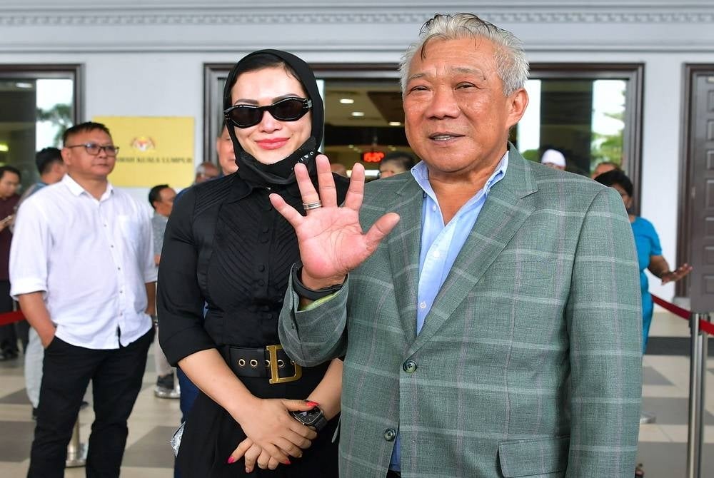 Kinabatangan Member of Parliament Datuk Seri Bung Mokhtar Radin (right) expressed his gratitude that his five-year struggle with his wife Datin Seri Zizie Izette Abdul Samad in the corruption case filed against them was finally over with their acquittal by the High Court today. - BERNAMA 