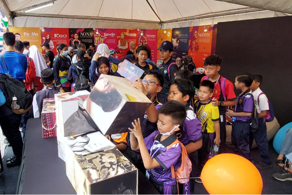 School students trying the puzzle game at the NU Ideaktiv booth today - FILE PIX 