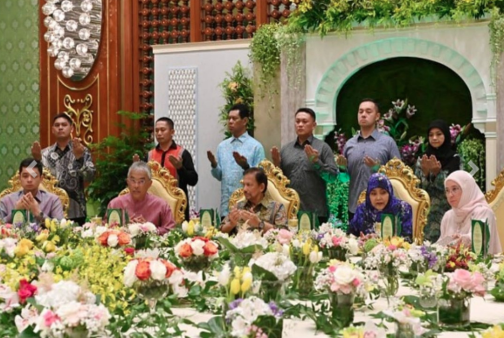 Yang di-Pertuan Agong Al-Sultan Abdullah Ri’ayatuddin Al-Mustafa Billah Shah and Raja Permaisuri Agong Tunku Azizah Aminah Maimunah Iskandariah attended a dinner reception hosted by the Sultan Brunei Sultan Hassanal Bolkiah and Raja Isteri Pengiran Anak Hajah Saleha at Baitur Rahmah, Istana Nurul Iman, Brunei, last night. - BERNAMA