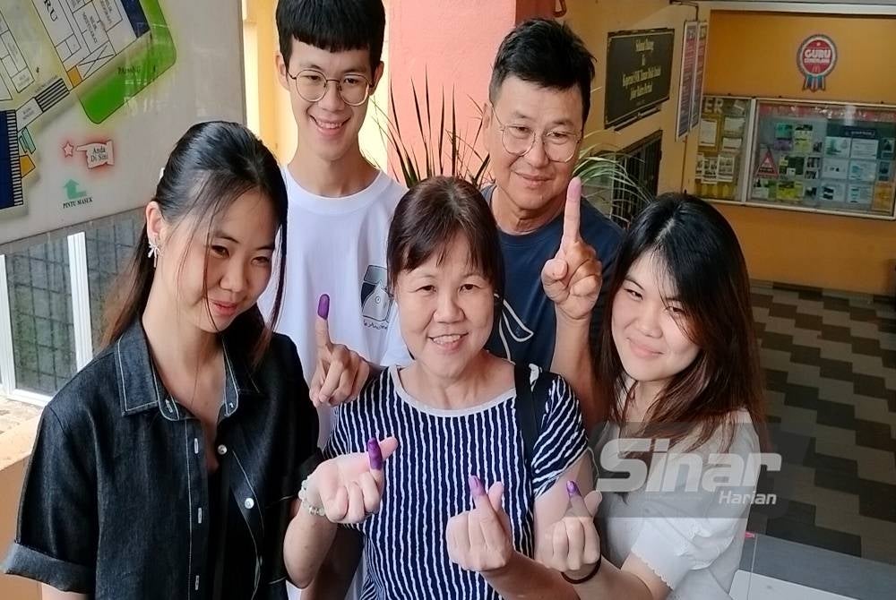 Five family members were delighted to vote in the Pulai Parliamentary by-election at SMK Taman Bukit Indah today.