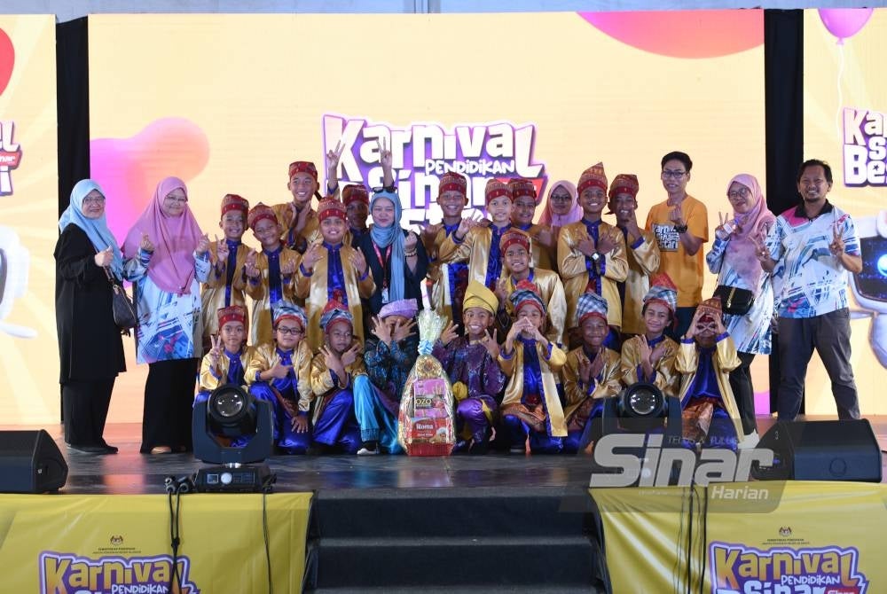 The SK Subang Bestari 2, Shah Alam men's team emerged as the winners of the Dikir Barat Competition of the Sinar Bestari Education Carnival held at the Karangkraf Complex, on Saturday. - Photo by Sinar/Mohd Rafiq Redzuan Hamzah