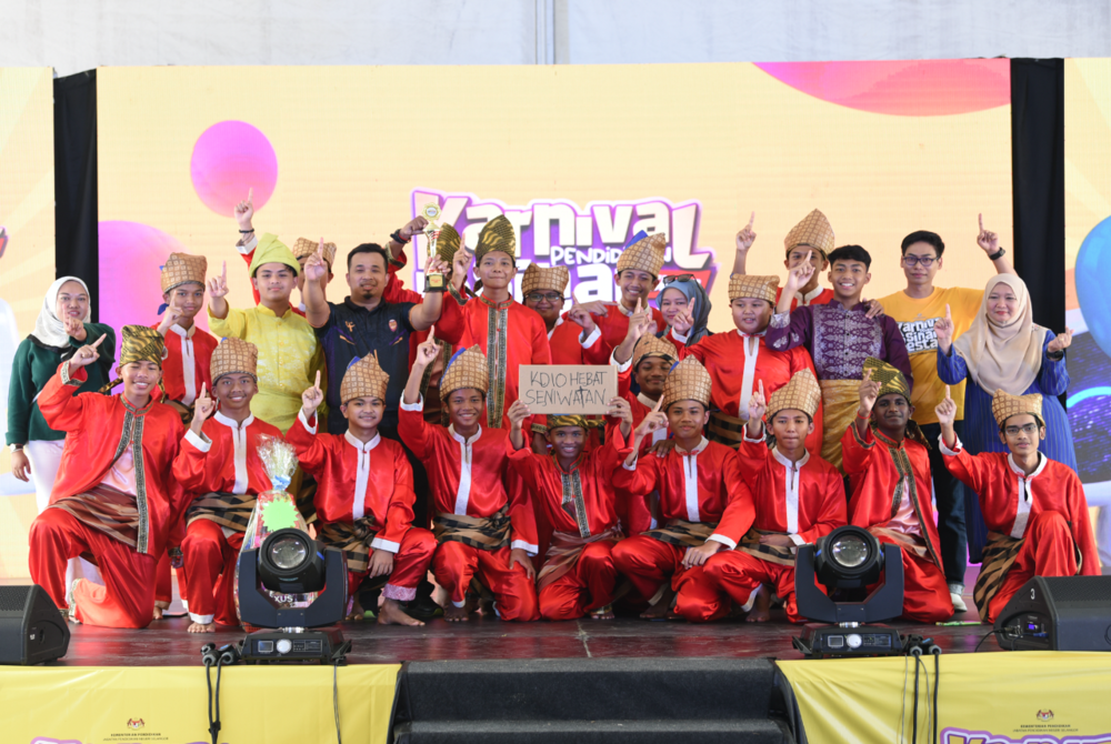 Two Indian students from Sekolah Menengah Kebangsaan (SMK) Seksyen 10 Kota Damansara performed at the Dikir Barat Competition at the Sinar Bestari Education Carnival today.