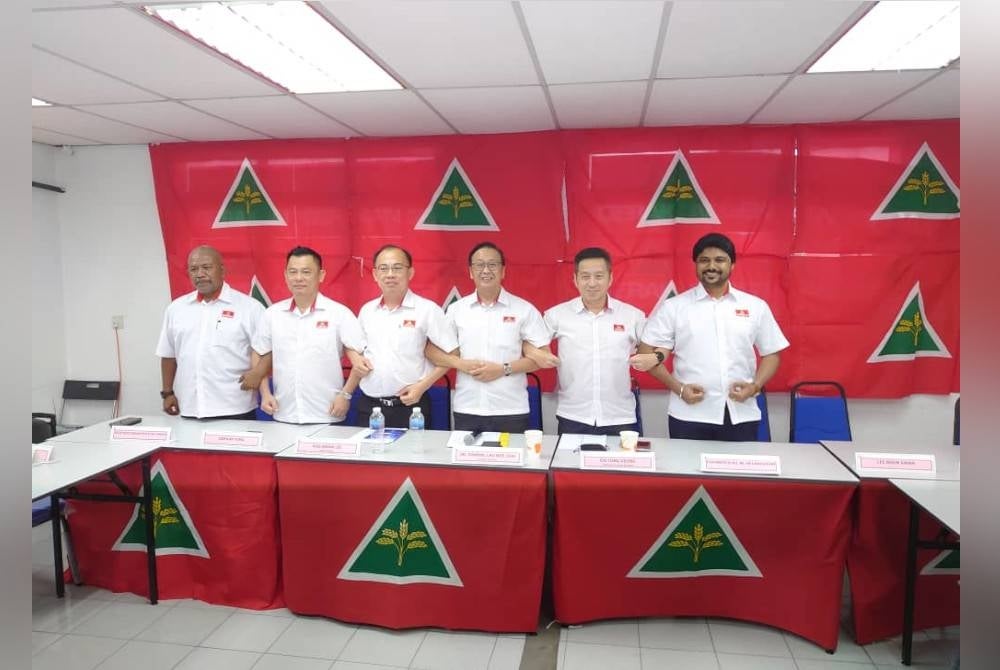 Dominic Lau (third right) with the Gerakan leadership pose for a photo-op after holding a press conference at the Johor Gerakan Headquarters, in Skudai, Johor Bahru.