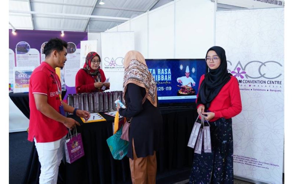 SACC visitors joining the lucky draw contest in the SACC Convec Sdn Bhd booth.