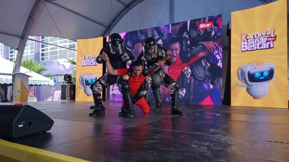 Visitors gain a deeper understanding of the complexities and responsibilities associated with maintaining order and security within correctional facilities. - Photo by Sinar