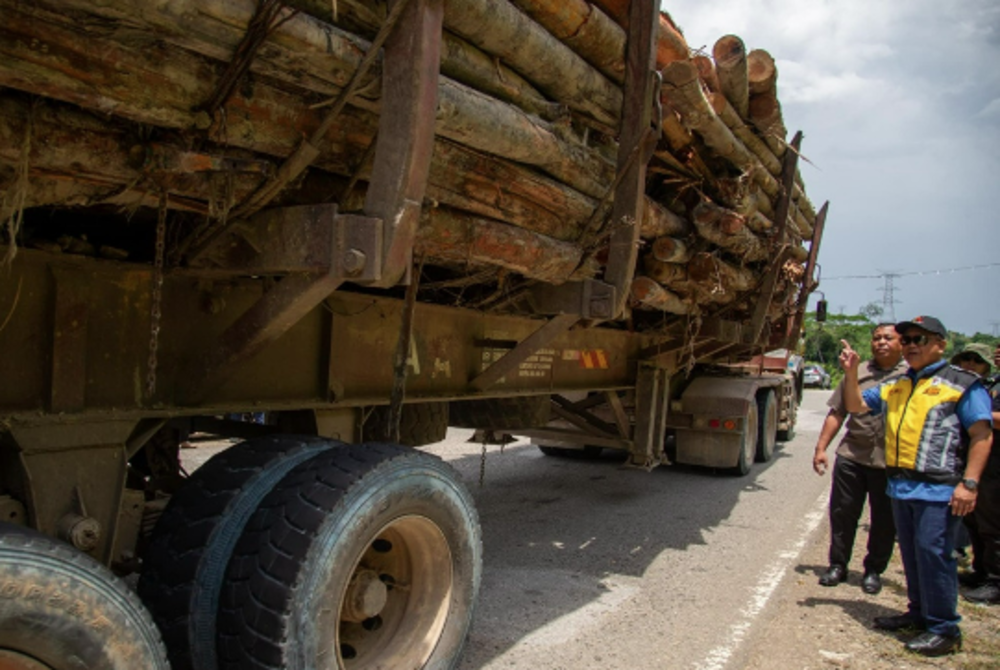 Works Minister Datuk Seri Alexander Nanta Linggi urged members of the public and road users to report overloaded lorries along Jalan Simpang Bakun-Empangan Bakun (FT803) on the MYJalan app. - Facebook