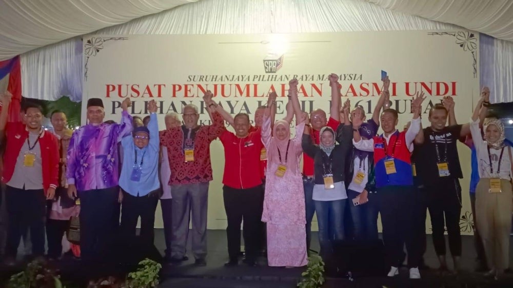 Suhaizan (centre) obtained 48,283 votes from 298 ballot boxes, defeating his two competitors.
