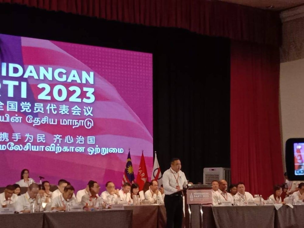  DAP secretary-general Anthony Loke Siew Fook giving his speech at the conference - PIX BY ATIKAH SARJI 
