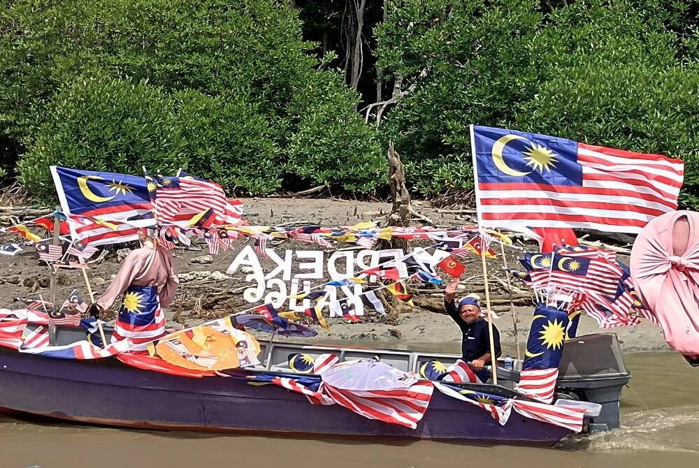 Thirty fishing boats decorated with Jalur Gemilang joined a 15-kilometre convoy from the Serkam Jetty to Kuala Merlimau Jetty today for the 2023 Semarak Gemilang programme to enliven the Malaysia Day celebrations on Sept 16. - BERNAMA 
