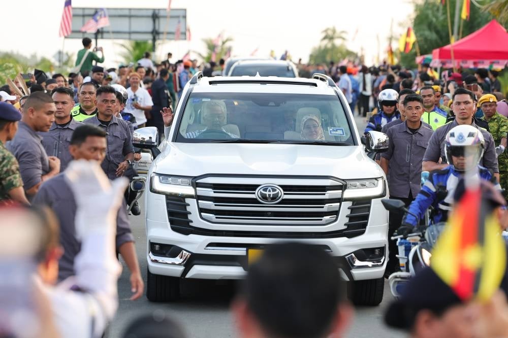 Yang di-Pertuan Agong Al-Sultan Abdullah Ri'ayatuddin Al-Mustafa Billah Shah and Raja Permaisuri Agong Tunku Azizah Aminah Maimunah Iskandariah heading to Kampung Penan Muslim during the Kembara Kenali Borneo. Photo by Bernama