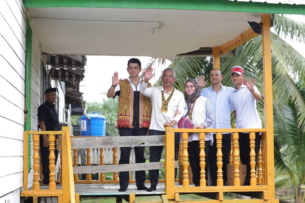 Yang di-Pertuan Agong Al-Sultan Abdullah Ri'ayatuddin Al-Mustafa Billah Shah and Raja Permaisuri Agong Tunku Azizah Aminah Maimunah Iskandariah bergambar with their sons at Rumah Panjang Raymond Plen, Ulu Sebauh, today. Photo by Bernama