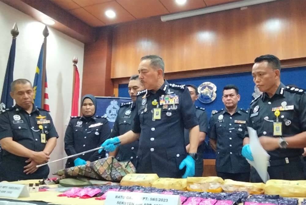 Muhamad Zaki showing the Yaba pills seized during an integrated ‘Ops Tapis’.