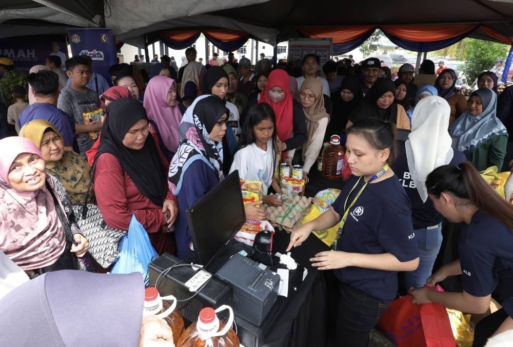 Individuals at a Rahmah Sales programme to purchase their basic needs. - BERNAMA PIX