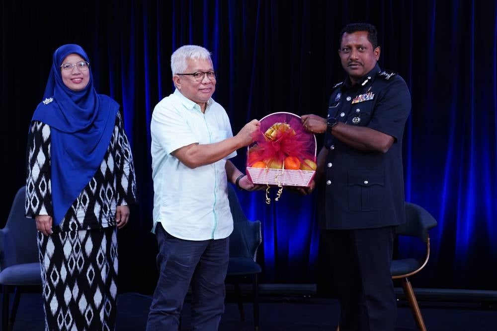 Karangkraf Group Advisor Datuk Hussamuddin Yaacub (second from the left), and the State Exco for Women and Family Empowerment, Community Welfare, and State Care Economy, Anfaal Saari (left), also attended the Selangor Police Seminar on Combating Domestic Violence at the Karangkraf Group Complex here yesterday. Photo by Mohd Halim Abdul Wahid/Sinar