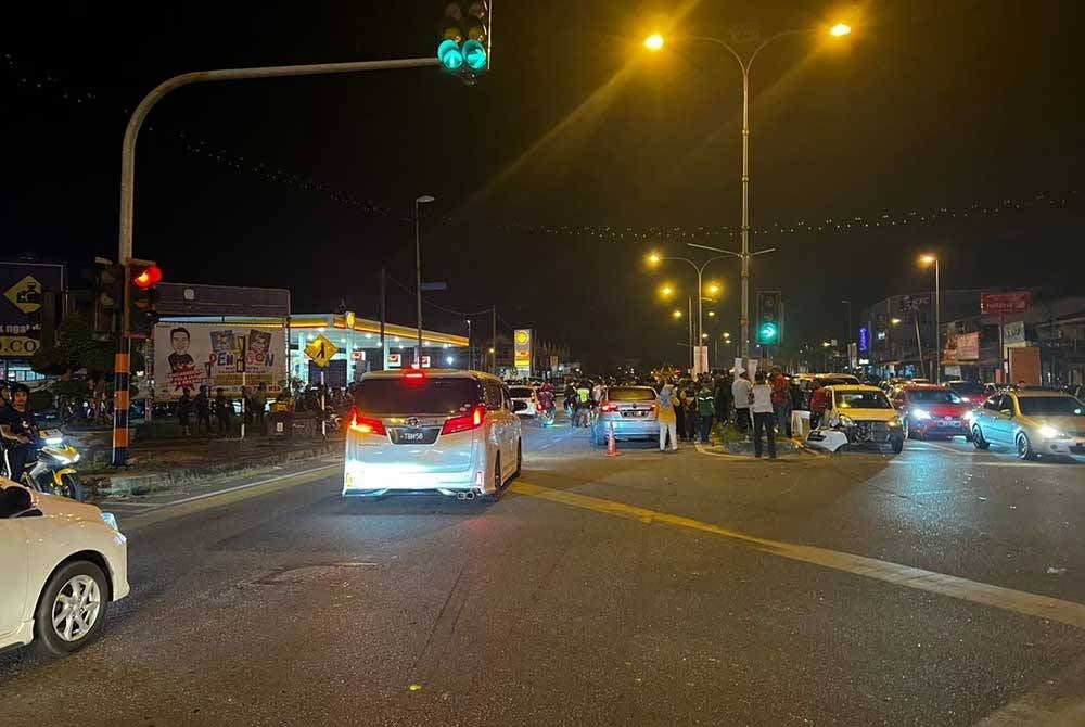  A saleswoman died after the motorcycle she was riding hit the side of a car at Kilometer 13 Jalan Kuala Terengganu - Kuala Berang, here, on Thursday night.