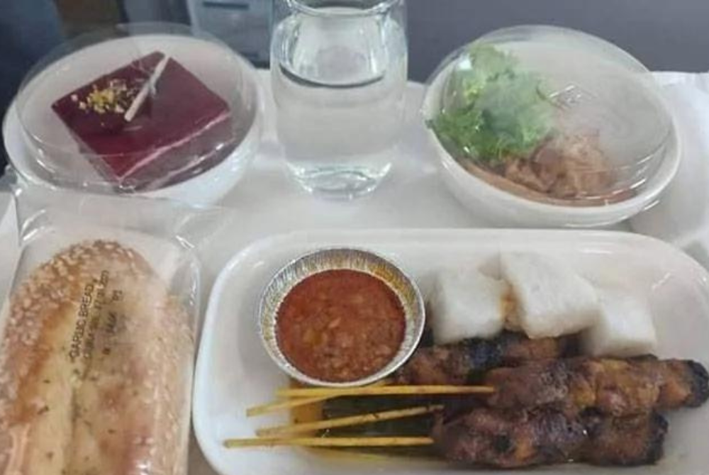 Loke shared a picture of his meal on the airplane. Photo: Social media