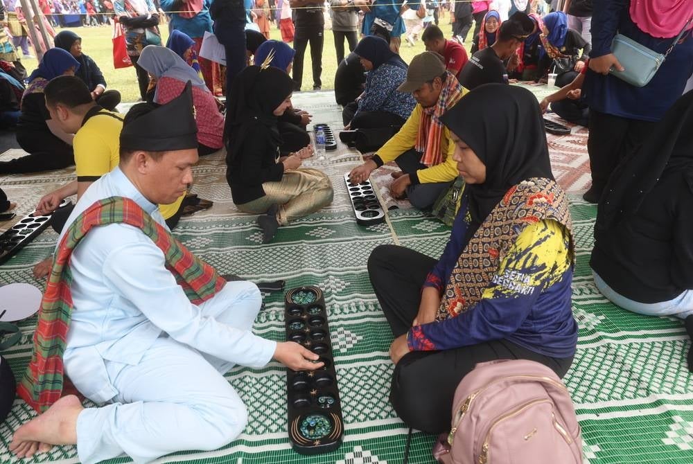 Advocates have called for the inclusion of traditional games in the school curriculum to reintroduce these games to the younger generation. - BERNAMA