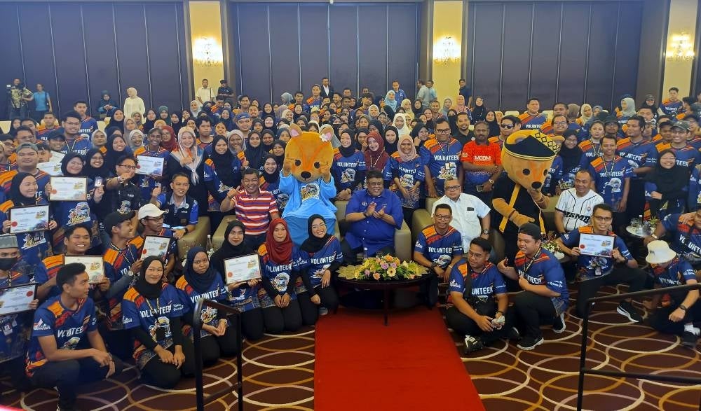 Chief Minister Datuk Seri Ab Rauf Yusoh (centre, sitting) with participants after officiating the TMM2024 Volunteers ceremony in Banda Hilir, today. - Photo by Bernama