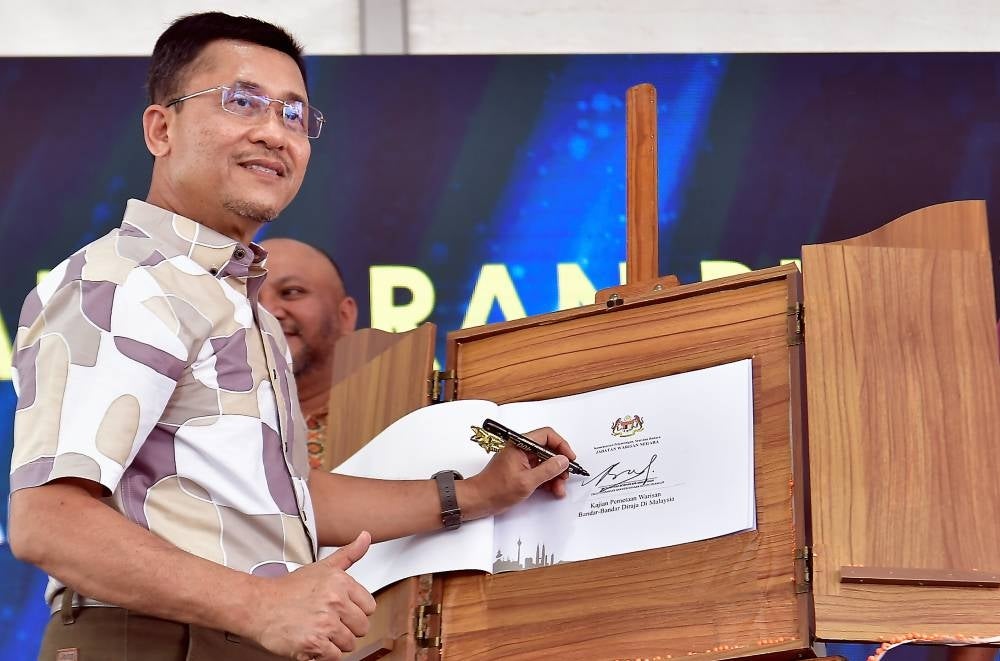 State Housing and Culture Committee chairman Borhan Aman Shah at the closing ceremony of the Merdeka Heritage Trail carnival at Istana Bandar, Jugra, today. - Photo by Bernama