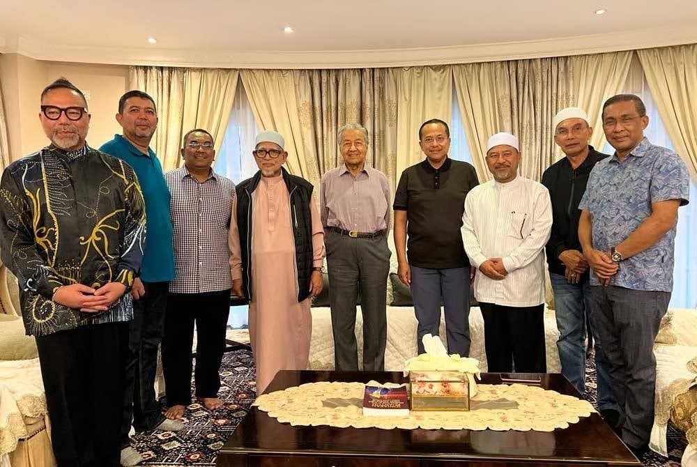 Dr Mahathir (centre) receives a courtesy visit from Pas leaders led by Tan Sri Abdul Hadi Awang (fourth from left).