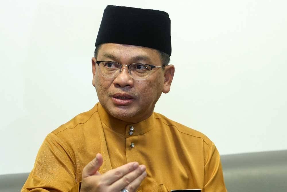 Minister in the Prime Minister's Department (Religious Affairs) Datuk Dr Mohd Na'im Mokhtar has called on all parties to be more responsible and not arbitrarily give speeches that could cause strife, tension and anxiety in the society. - FILE PIX