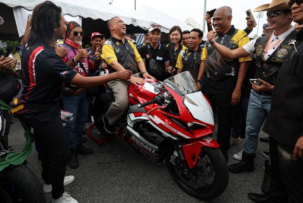 The state government is currently in discussions with several airline companies to increase the number of direct flights from Asean nations to Ipoh as part of the Visit Perak Year 2024 (TMP2024) initiative, said Menteri Besar Datuk Seri Saarani Mohamad. - BERNAMA