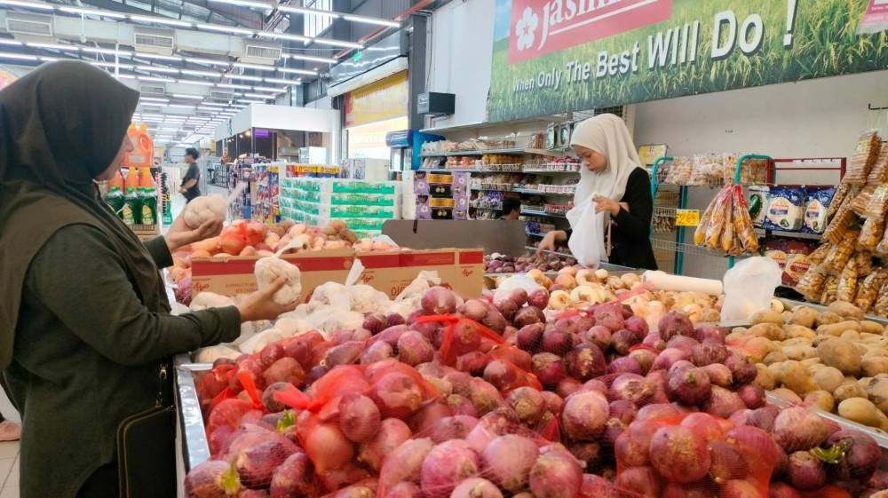 Recently, Sinar reported that essential food prices have increased significantly nationwide after rice prices went up.