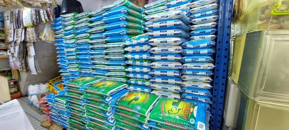  Datuk Nicole Wong Siaw Ting has expressed this matter, claiming that this is due to the scarcity of supplies in the market has led to an increase in the price of local rice, thereby adding to the burden of the people. -Filepic