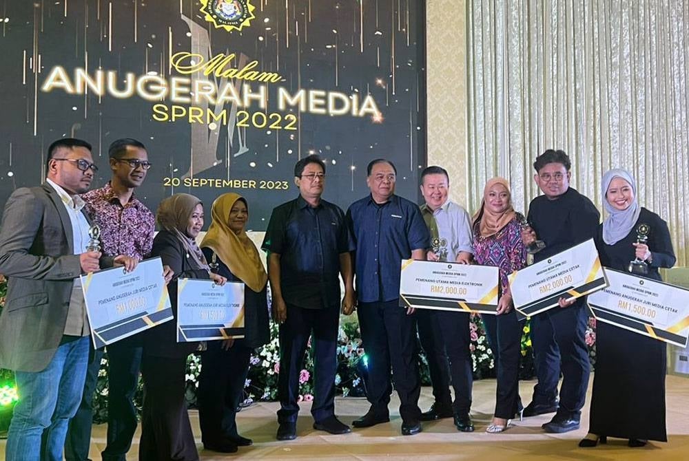 Azam (fifth from the left) with the lineup of winners of the 2022 SPRM Media Awards held in Putrajaya on Wednesday.