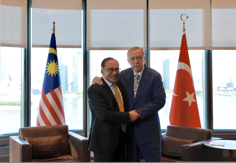 Anwar (left) with Erdogan at UNGA today. Photo by Bernama