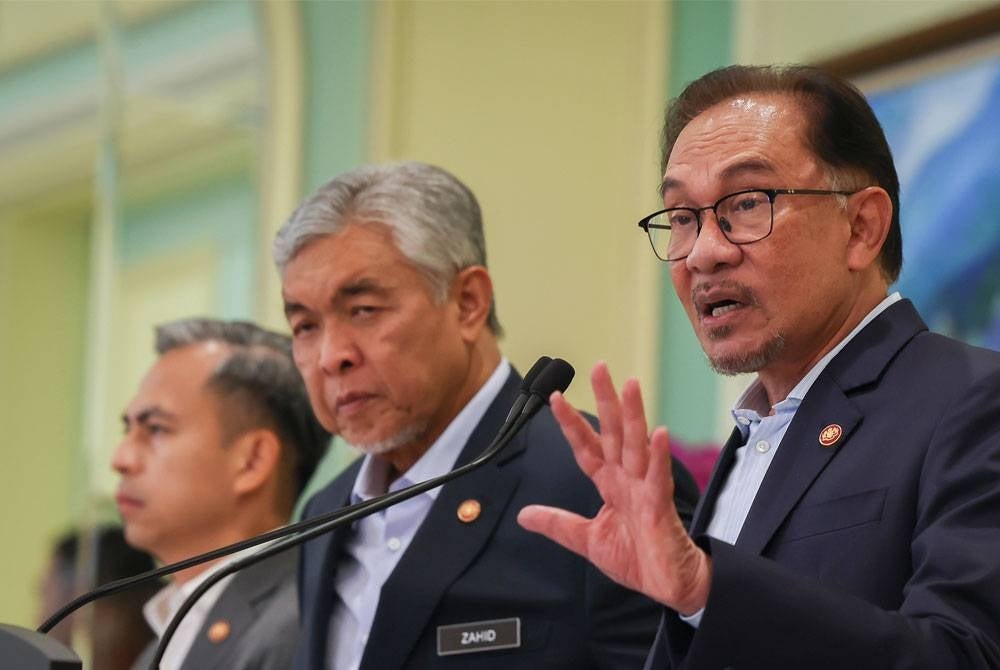 Anwar (right) in a press conference - BERNAMA PIX