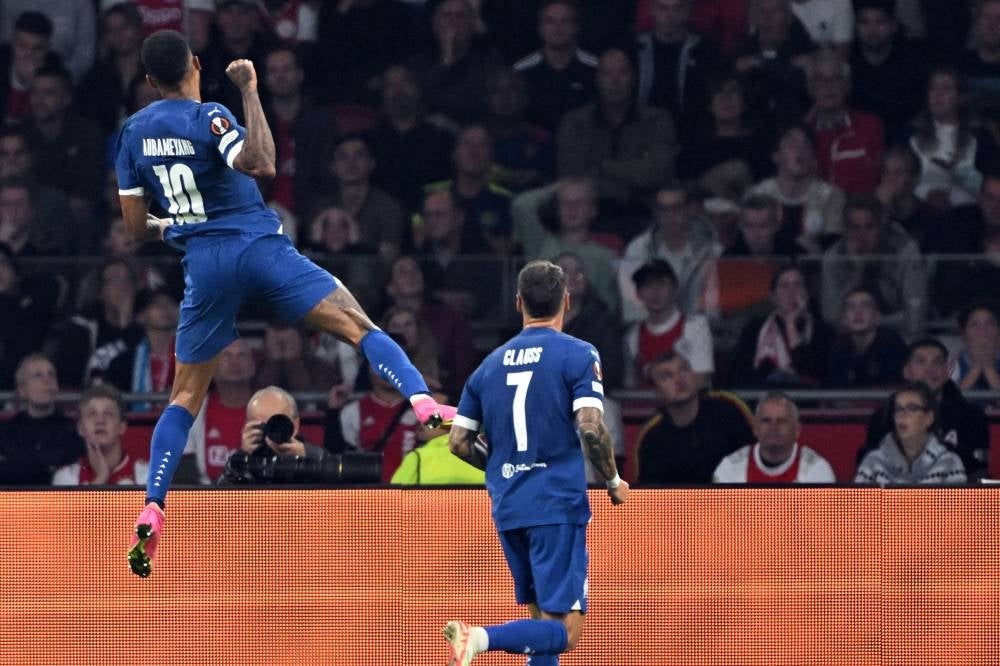 Olympique Marseille's French Gabonese forward #10 Pierre-Emerick Aubameyang (L) celebrates during the UEFA Europa League football Group B match between Ajax Amsterdam and Olympique de Marseille (OM) at the Johan Cruijff Arena stadium in Amsterdam on September 21, 2023. (Photo by Olaf Kraak / ANP / AFP) / Netherlands OUT