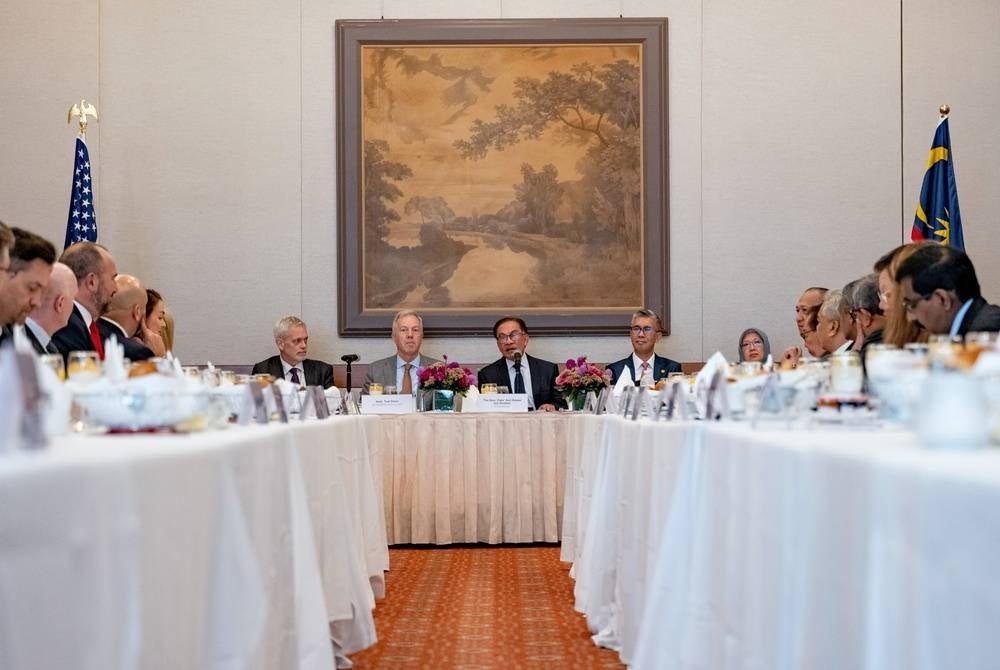 Prime Minister Datuk Seri Anwar Ibrahim’s efforts to attract investors to Malaysia continued with separate meetings with four giant companies, namely Google, Boeing, Medtronic and Siemens Healthineers. - BERNAMA