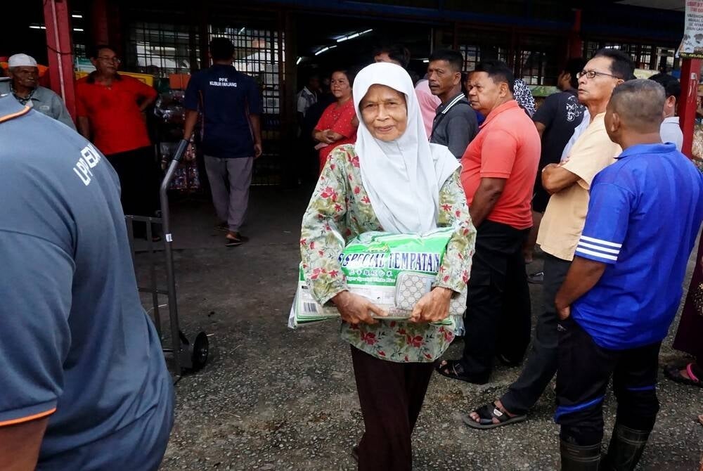 A special programme for the distribution and sale of local white rice at a reasonable price at Agrobazar Rakyat Kubur Panjang, here today drew a positive response from the public, with 1,190 bags of rice sold. - BERNAMA