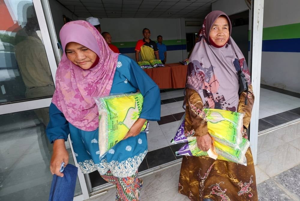 Consumers want the government to hold the Rahmah Sales programme frequently so that they get more opportunities to buy their daily necessities at cheaper prices. - BERNAMA