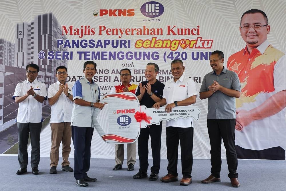 Selangor has built 40,000 affordable homes in five years since 2018, said Selangor Menteri Besar Datuk Seri Amirudin Shari (centre). - BERNAMA