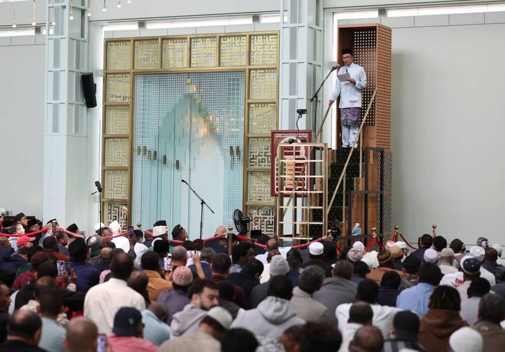 Anwar delivers the Friday prayer sermon at the Islamic Cultural Centre of New York. Photo by Bernama