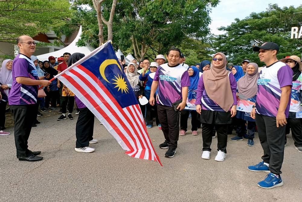 State Health, Human Resources and Unity Committee chairman Ngwe Hee Sem (left) emphasised that the recruitment of these nurses must adhere to the conditions set by the Health Ministry (MOH), and they must possess specific recognised qualifications to ensure there were no negative effects on the state's healthcare sector. - BERNAMA 