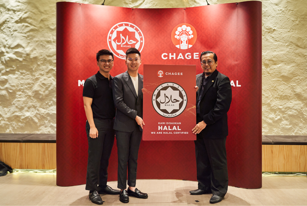 Chagee Malaysia Deputy General Manager Ng Jia Jun and Head of Chagee International Jack Chong Cai Liang received the Halal Certification for Chagee Malaysia from Department of Islamic Development in Malaysia (JAKIM) Senior Assistant Director Mohd Shahril Abd Samat.