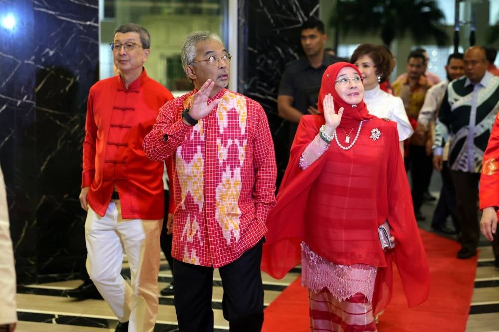 Yang di-Pertuan Agong Al-Sultan Abdullah Ri'ayatuddin Al-Mustafa Billah Shah and Raja Permaisuri Agong Tunku Azizah Aminah Maimunah Iskandariah graced the 2023 Chinese Unity Mid-Autumn Festival Dinner, tonight. - Photo by Bernama