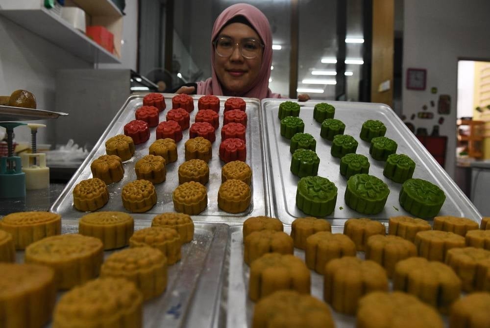 
The annual Lantern Festival (15th day of 8th month in Chinese lunar calendar) not only provides sustenance to the Chinese people in preparing and selling mooncakes but it is also a source of income for Malay entrepreneur Nur Farrah Diba Azhar, 33. - BERNAMA 