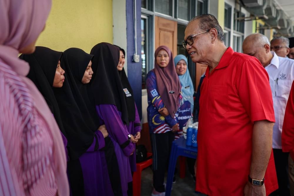 Pahang Menteri Besar Datuk Seri Wan Rosdy Wan Ismail talking to students from Sekolah Menengah Kebangsaan (SMK) Seri Pelangai - BERNAMA
