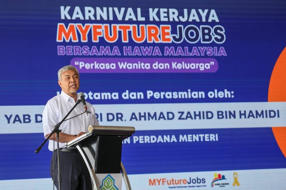 Deputy Prime Minister Datuk Seri Ahmad Zahid Hamidi delivering a speech at the Myfuture Jobs Career Carnival with Malaysian Women and Family Affairs Council (Hawa) at Felda Chemomoi, today. - Photo by Bernama