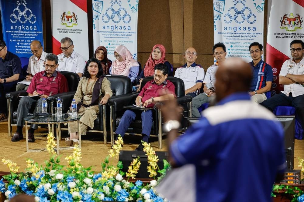  Entrepreneur Development and Cooperatives Deputy Minister Senator Saraswathy Kandasami (two, left) at the Cooperative Seminar and Indian Community Entrepreneur Dialogue Session 2023 organised by the ministry and Angkatan Koperasi Kebangsaan Malaysia Berhad (Angkasa), today.- Photo by Bernama 