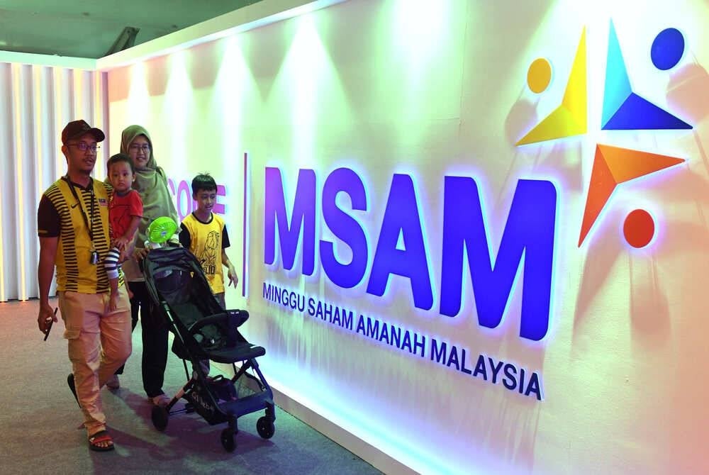 The first day of this year’s Minggu Saham Amanah Malaysia (MSAM), which was held in Bertam here, was well received and visitors who attended made the most of it by participating in the various entertaining activities provided. - BERNAMA
